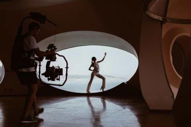 MONATIK і Надя Дорофєєва в купальнику прикрасили обкладинку відомого глянцю