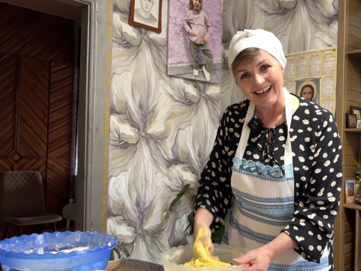 Прикордонниця з Волині пече паску для рідних і колег за рецептом бабусі 