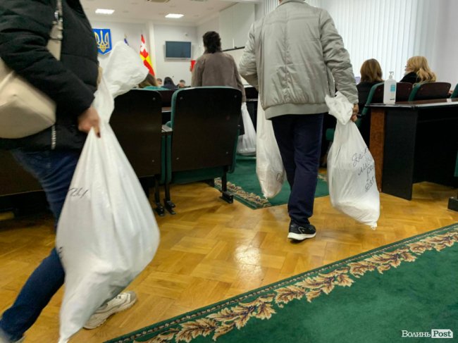 У Луцьку продовжують опрацьовувати протоколи з дільниць. ФОТО 