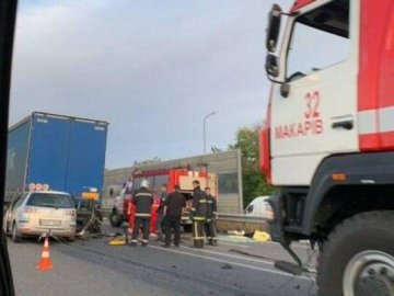 На Київщині в аварії з вантажівкою загинули 4 людини  