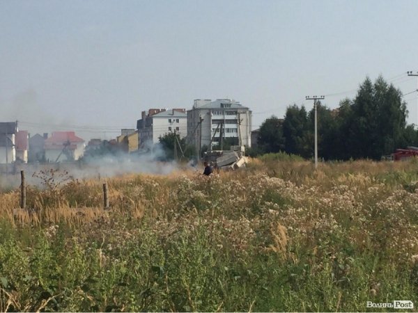 Поблизу Луцька - пожежа біля житлових будинків. ФОТО