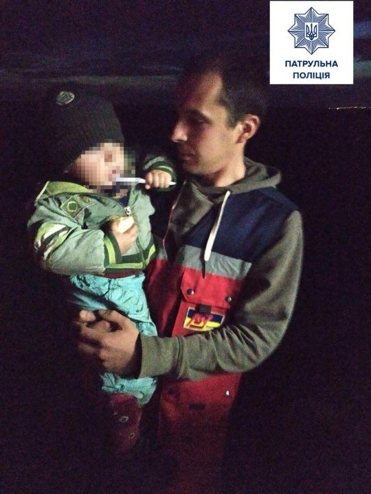 В салоні була 2-річна дитина: п’яний водій збив патрульного і провіз на капоті. ФОТО