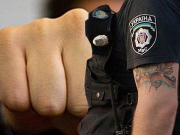 Намагався шарпати правоохоронця: на Волині затримали 40-річного чоловіка