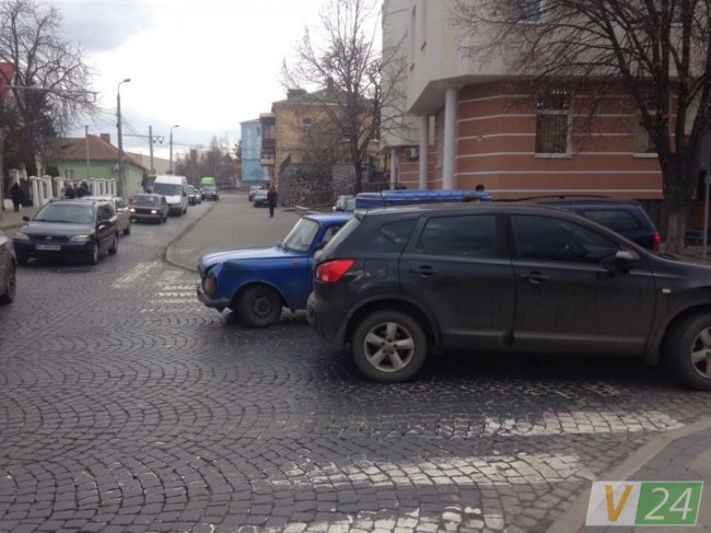 У центрі Луцька стукнулися два авто. ФОТО