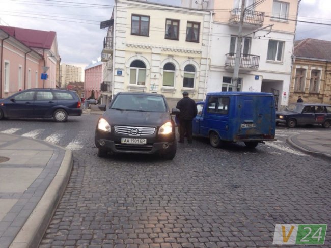 У центрі Луцька стукнулися два авто. ФОТО