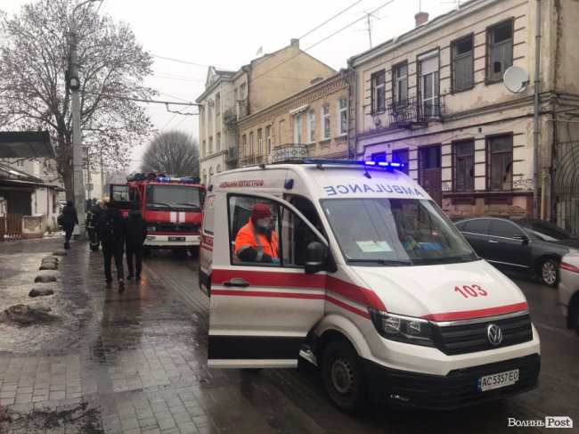 У центрі Луцька горить будинок. ФОТО. ВІДЕО