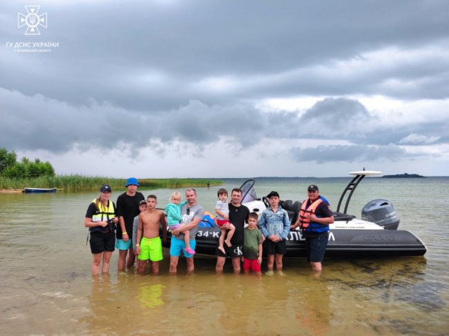 Опинилися  в негоду посеред Світязя: водолази доправили до берега 11 людей, серед них –  7 дітей