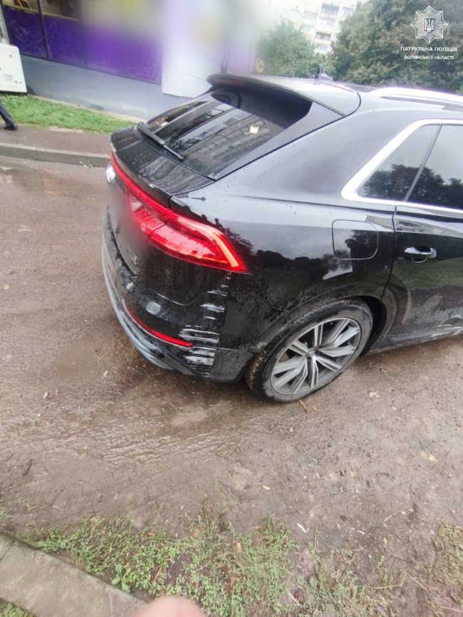 У Луцьку водій в'їхав у бетонну стіну та паркан. ФОТО