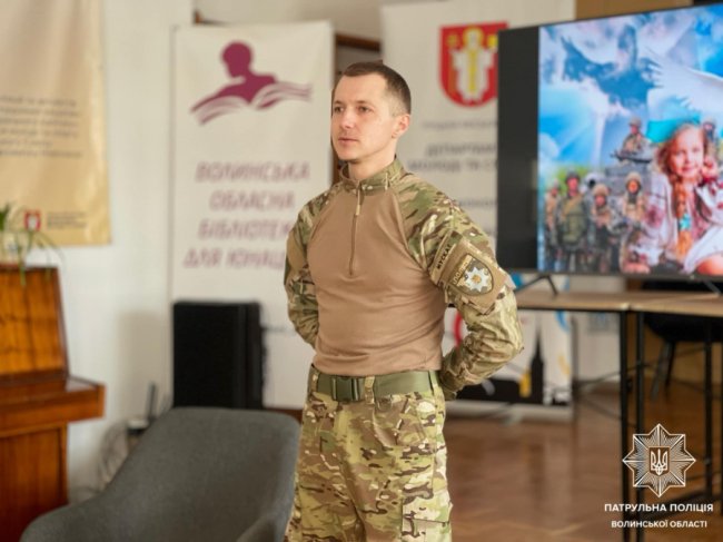 Патрульний, який захищає Україну від ворога, зустрівся з луцькими ліцеїстами. ФОТО