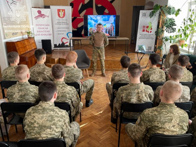 Патрульний, який захищає Україну від ворога, зустрівся з луцькими ліцеїстами. ФОТО
