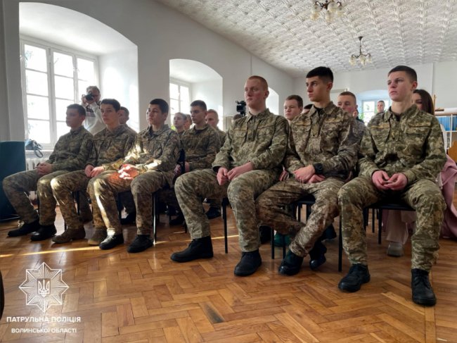 Патрульний, який захищає Україну від ворога, зустрівся з луцькими ліцеїстами. ФОТО