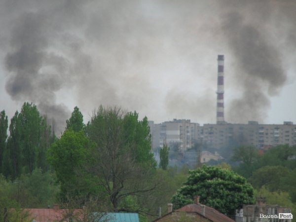 Чорний дим у Луцьку: горить трава. ФОТО