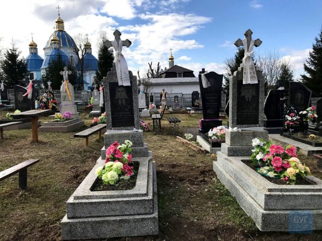 На Волині «на гарячому» спіймали злодія, який викопував з могил металеві рейки