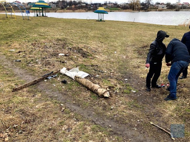 На Волині «на гарячому» спіймали злодія, який викопував з могил металеві рейки