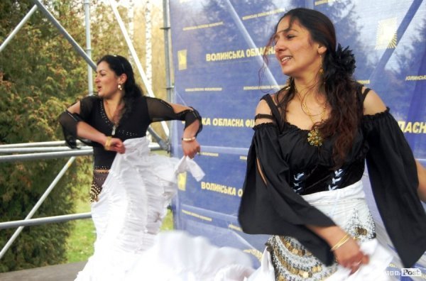 У центрі Луцька гуляли цигани. ФОТО