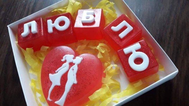 Сердечки і бутоньєрки: вчителька з Волині виготовляє мило ручної роботи