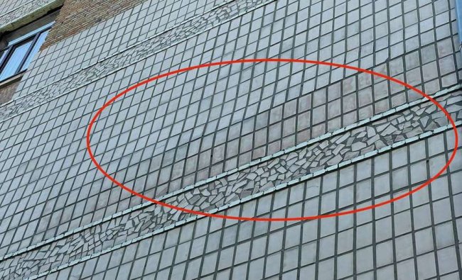 На одній із найстаріших шкіл Луцька сиплеться фасад: закликають відремонтувати 