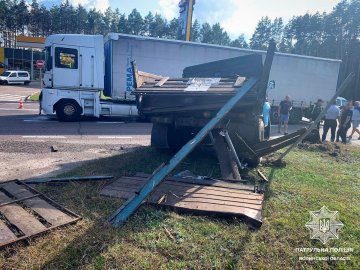 Пасажир вилетів через вікно: на трасі «Київ-Ковель-Ягодин» зіткнулися вантажівки. ФОТО