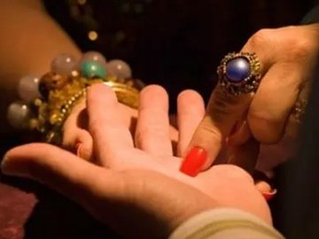 У Луцьку шахрайка «зняла» з дівчини все золото