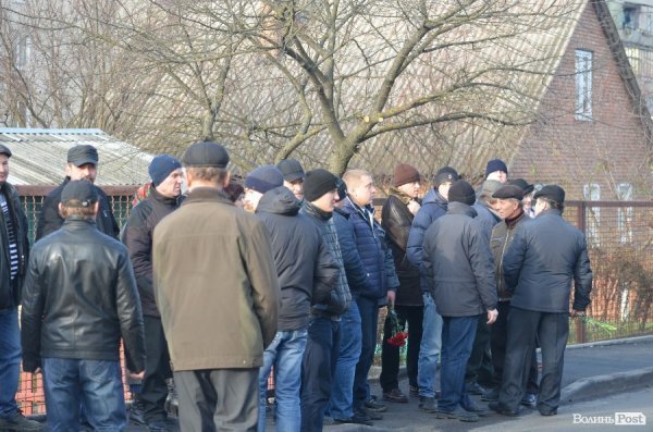 На будинку, в якому жив загиблий в АТО лучанин Віталій Махновець, відкрили пам’ятну дошку.ФОТО
