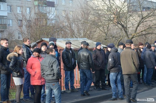 На будинку, в якому жив загиблий в АТО лучанин Віталій Махновець, відкрили пам’ятну дошку.ФОТО