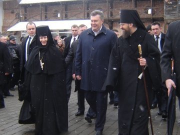 Януковича на Волині зустрічали червоною доріжкою і церковним передзвоном. ФОТО. ВІДЕО