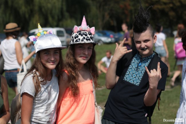 Рожеве волосся і чоловіки у спідницях: яскраві люди на «Бандерштаті». ФОТО 