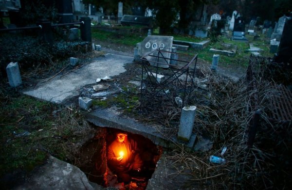 Безхатько Братислав Стоянович, 43 роки, живе на кладовищі у південному сербському місті Ниш, 9 лютого 2013. MARKO DJURICA, Сербія