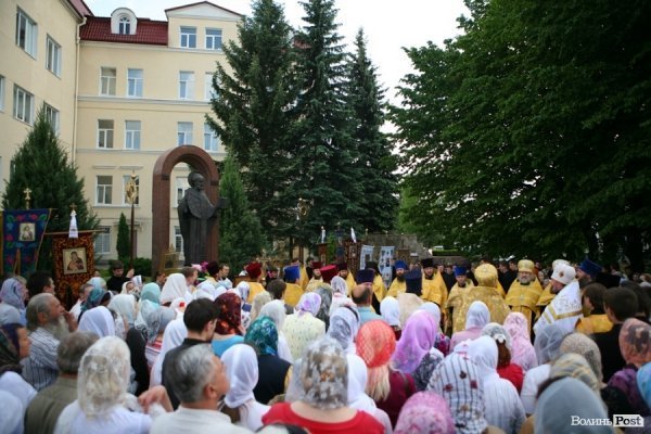 Миколая Чудотворця у Луцьку вшанували хресною ходою. ФОТО 