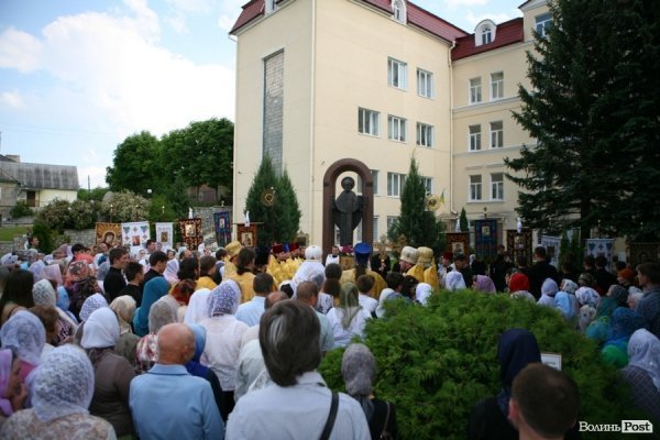 Миколая Чудотворця у Луцьку вшанували хресною ходою. ФОТО 