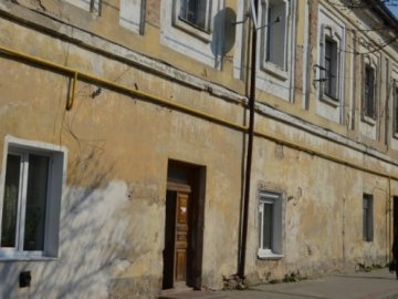 Депутат каже, що аварійний будинок у Луцьку врятує «дідівський метод»