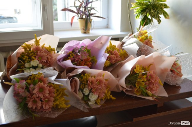 Необхідне для немовлят: у Луцьку вручили перші на Волині пакунки маляти. ФОТО