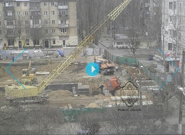 Вітер в Одесі валив дерева на машини. ФОТО