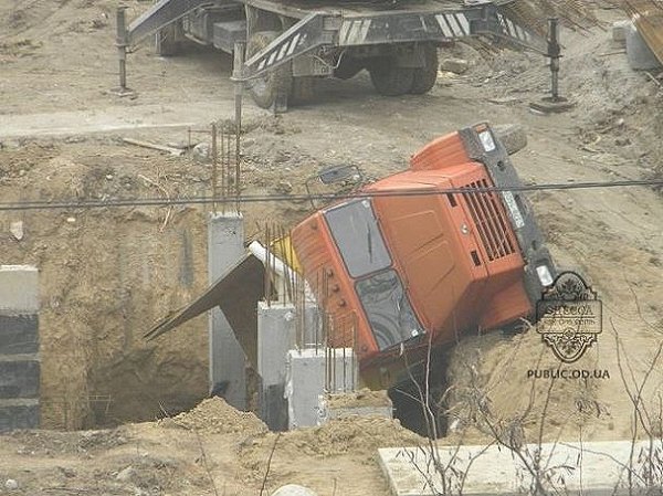 Вітер в Одесі валив дерева на машини. ФОТО