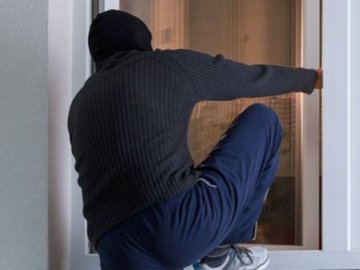 Вкрали гроші та приймач: затримали двох волинян, які обікрали помешкання жінки