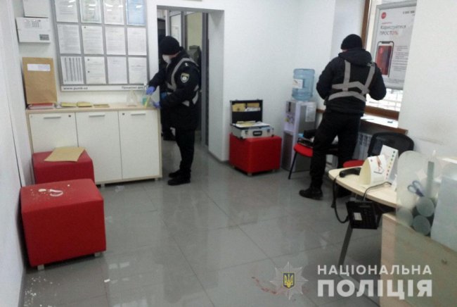 У Маріуполі чоловік захопив заручників у банку. ФОТО