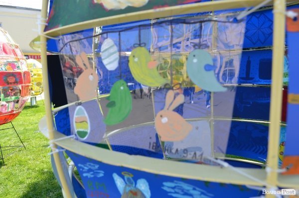 У Луцьку створили великі пасхальні яйця з малюнків. ФОТО