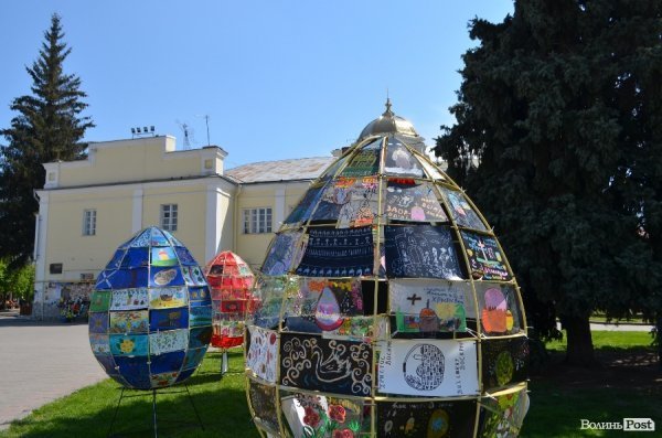 У Луцьку створили великі пасхальні яйця з малюнків. ФОТО