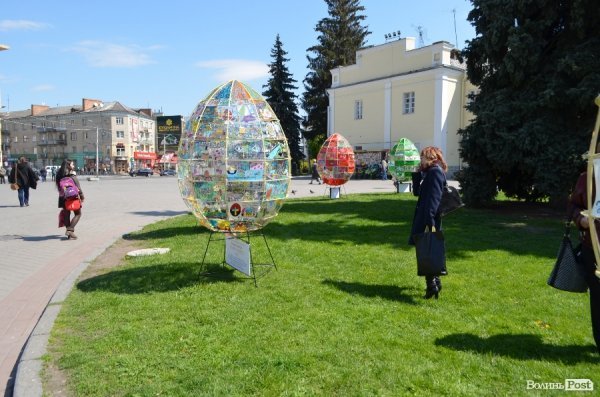 У Луцьку створили великі пасхальні яйця з малюнків. ФОТО
