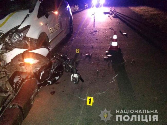 На Рівненщині мотоцикліст врізався у авто поліцейських: травмувалося троє людей