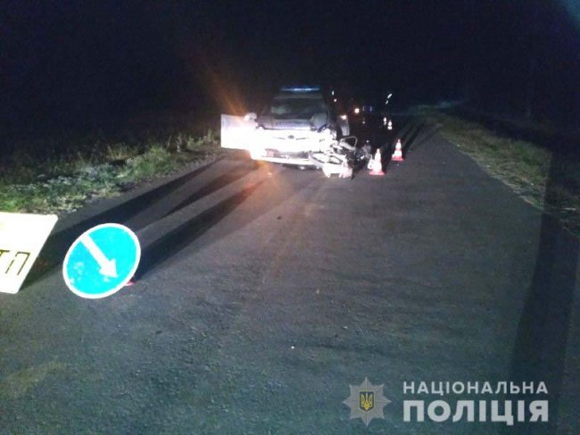 На Рівненщині мотоцикліст врізався у авто поліцейських: травмувалося троє людей