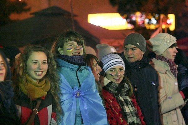 У Луцьку музиканти розважали люд на Євромайдані. ФОТО