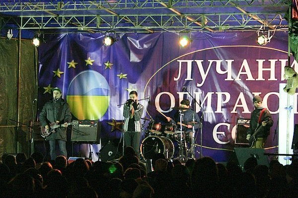 У Луцьку музиканти розважали люд на Євромайдані. ФОТО