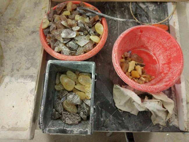 На Волині викрили злочинну групу бурштинокопачів: вилучили майно