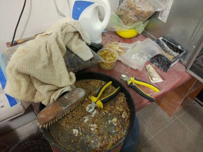 На Волині викрили злочинну групу бурштинокопачів: вилучили майно