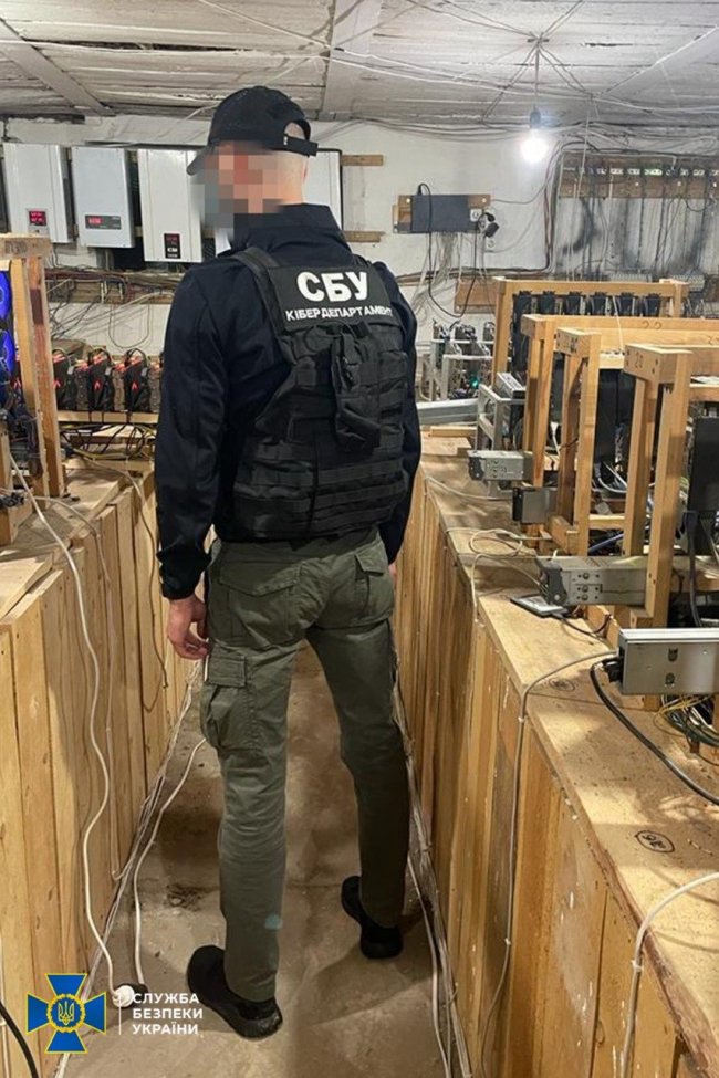 На Харківщині «накрили» криптоферму, яка викрадала електроенергію на прифронтових територіях