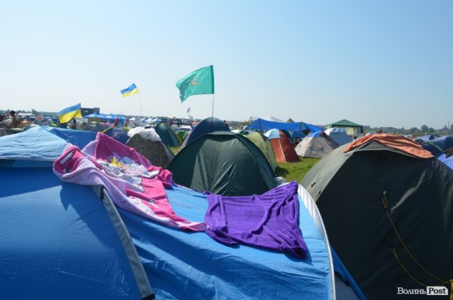 Спека в наметах і аншлаг у зоні купання: як фестивалить «Бандерштат». ФОТО