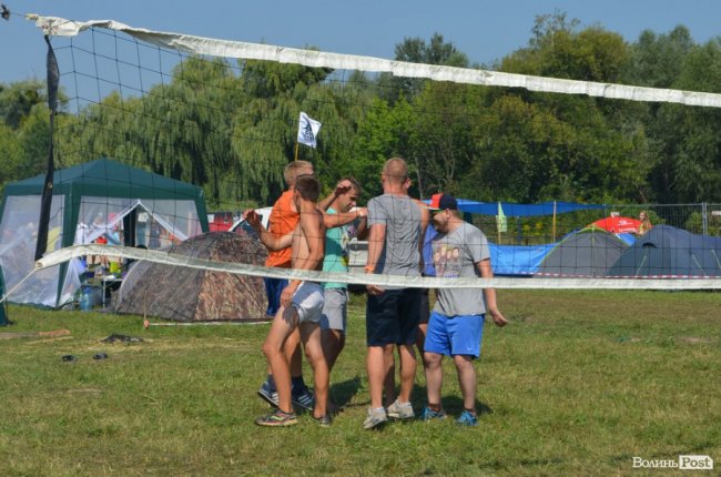 Спека в наметах і аншлаг у зоні купання: як фестивалить «Бандерштат». ФОТО