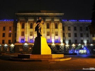 Нічна краса в Луцьку: головний корпус СНУ