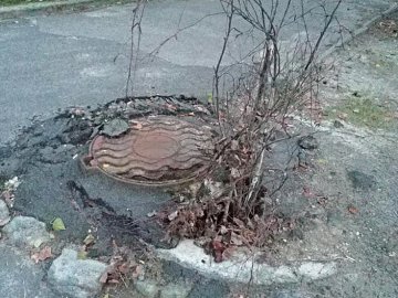 У дворі луцької школи – небезпечна яма. ФОТО